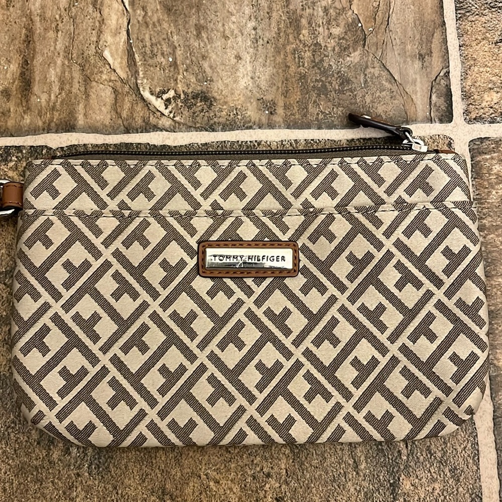 Tommy Hilfiger wristlet wallet